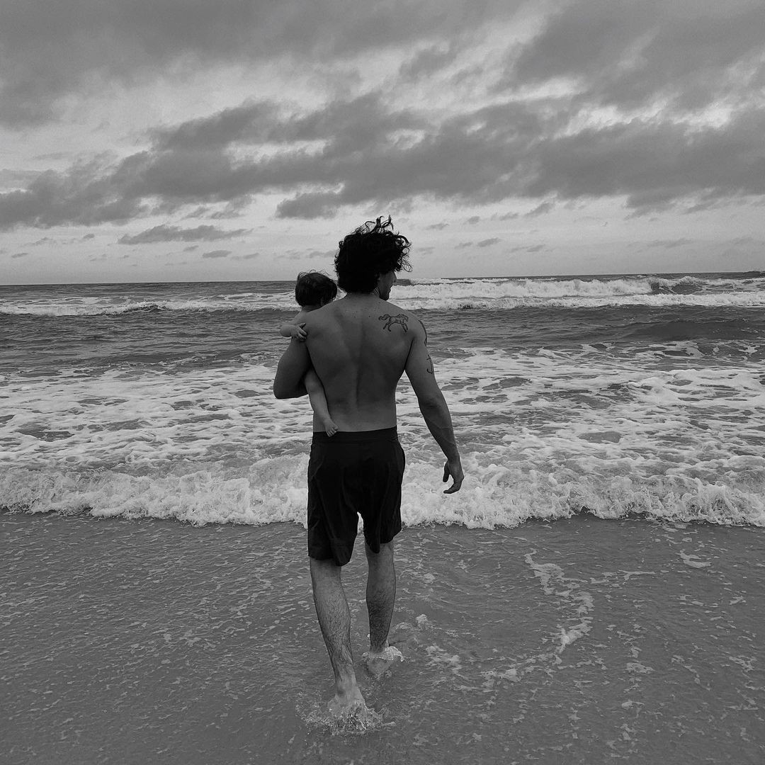 Chay Suede apresentando o mar para Maria (Foto: Reprodução/Instagram)