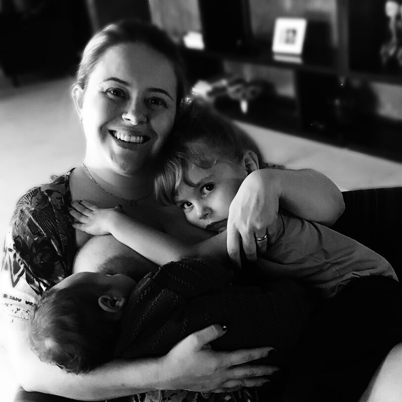 Mari com os filhos, Aurora, 3, e Valentim, 2 meses (Foto: Reprodução/Instagram)