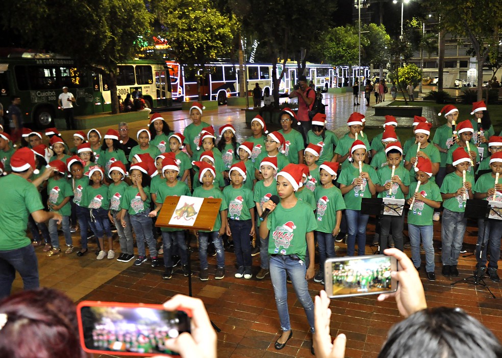 Alunos do Instituto Flauta Mágica apresetaram espetáculo de Natal na Praça Alencastro em Cuiabá — Foto: MTU/Divulgação