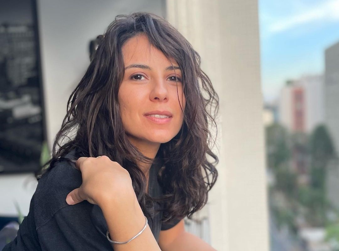 Andréia Horta abandonou uso de franja em Um Lugar ao Sol (Foto: Reprodução/Instagram)