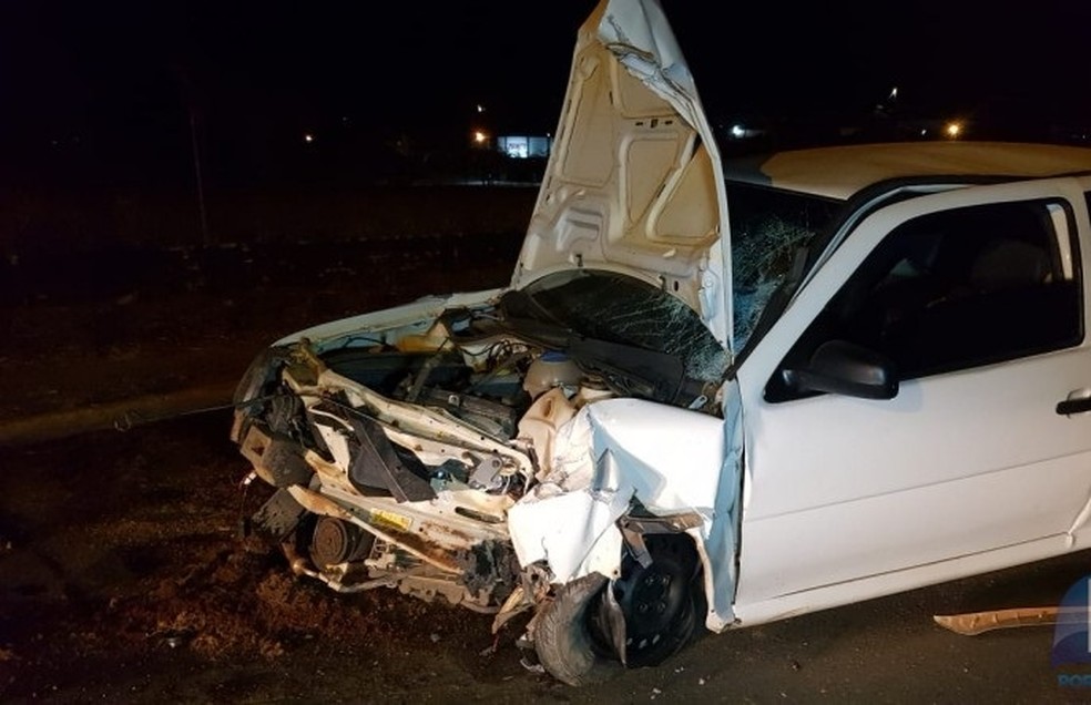 Motorista dormiu ao volante e arrancou poste de energia ao bater carro em Sorriso — Foto: Portal Sorriso