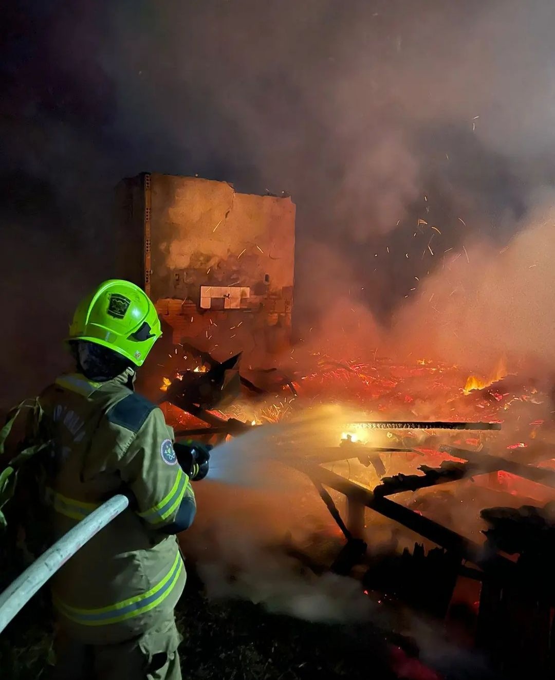 Casa onde homem que foi morto a tiros por trio estava é incendiada em bairro de Rio Branco