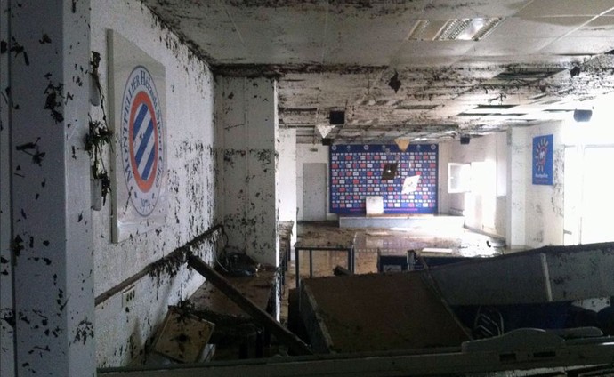 Enchente estádio Montpellier - Sala de imprensa (Foto: Reprodução/ Twitter)