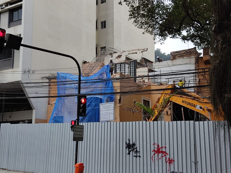 Casarão onde funcionou o restaurante À Mineira em Botafogo sendo demolido na tarde desta quarta-feira (10)