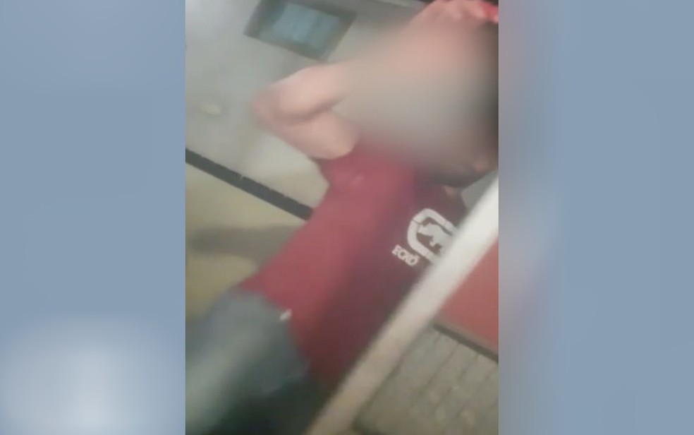 Médico tenta chutar transexual na porta do motel, em Goiás — Foto: Reprodução/TV Anhanguera