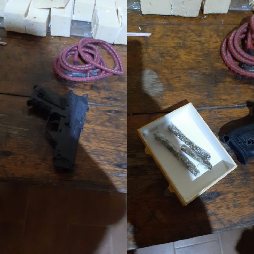 Arma e papelotes de maconha estavam com presos monitorados  — Foto: Ascom/Iapen-AC