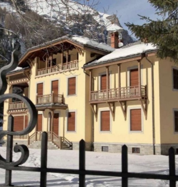 Simbolizando a residência de inverno da família Gucci, essa casa de 24 cômodos localizada em Gressoney-Saint-Jean foi colocada à venda (Foto: Reprodução / Instagram)