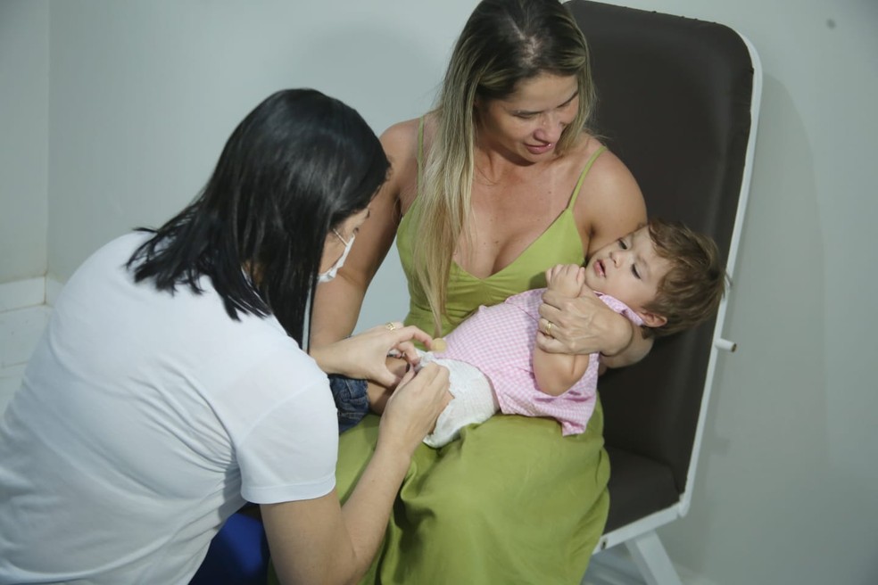 Bebê recebe vacina contra a Covid-19 no Acre — Foto: Odair Leal/Secom
