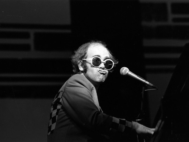 Elton John, antes de fazer implante, nos anos 70 (Foto: Getty Images)