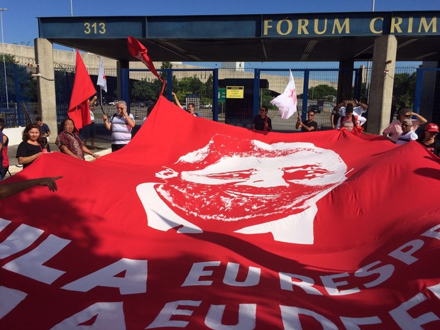 Bandeira com imagem de lula e frase &#39;Lula eu respeito Lula eu defendo&#39; (Foto: Márcio Pinho/ G1)