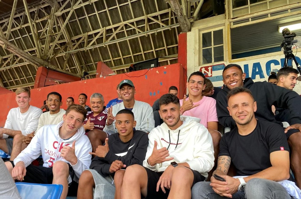 Rafinha e jogadores revelados pelo São Paulo em jogo do sub-20 — Foto: Divulgação