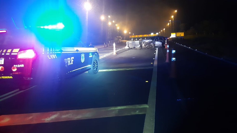 Acidente na praça de pedágio de Imbaú aconteceu na madrugada deste domingo (20) — Foto: Divulgação/PRF
