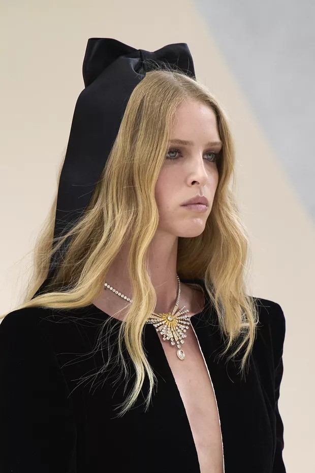 Chanel aposta em laços na beleza do desfile de alta-costura outono 2022  (Foto: ImaxTree)