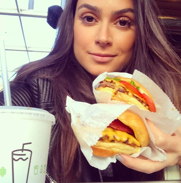 Thaila Ayala é assumidamente apaixonada por hambúrguer (Foto: reprodução/Instagram)