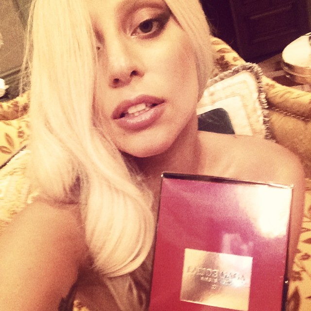 Lady Gaga posa com seu perfume (Foto: Instagram)