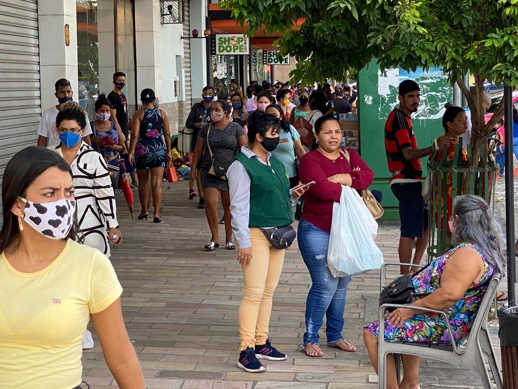 Movimento no Centro de Manaus no segundo dia de reabertura do comércio. — Foto: Carolina Diniz/G1 AM
