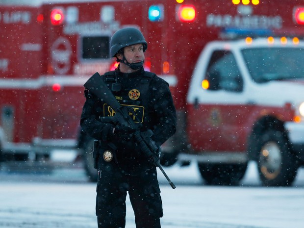 Policial é visto na esquina das ruas Centennial e Fillmore, em Colorado Springs, durante cerco a atirador que se refugiou em prédio da Planned Parenthood, na sexta (27) (Foto: AP Photo/David Zalubowsk)