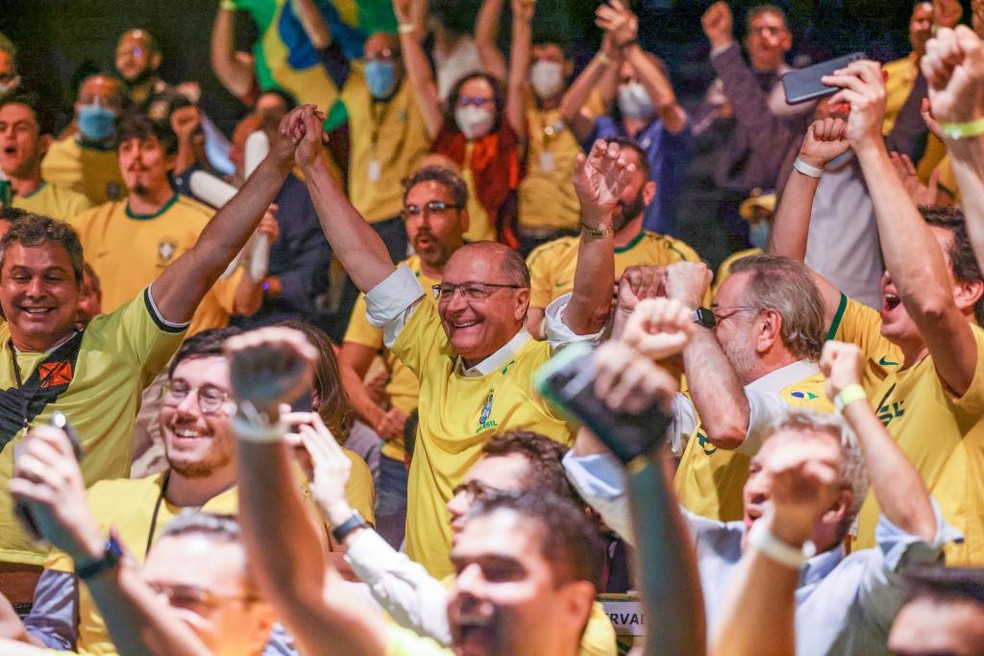 Alckmin e integrantes da equipe de transição assistem no CBBB estreia do Brasil na Copa do Mundo de 2022 — Foto: Magno Romero/Divulgação 