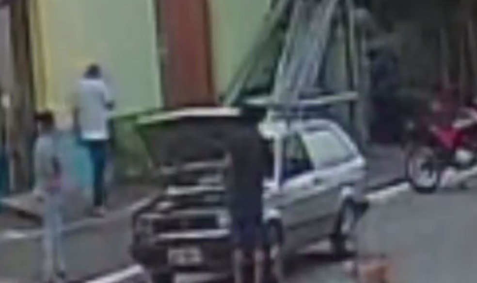 Homem jogou gasolina no veículo antes do carro explodir em Barra do Turvo — Foto: Reprodução
