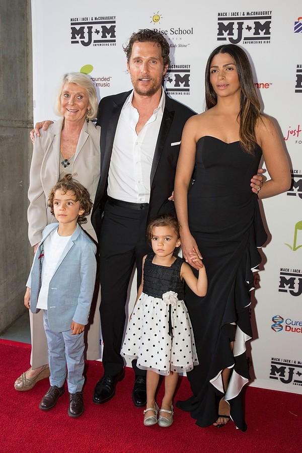 Matthew McConaughey e a família: a mãe Kay, a esposa Camila Alves, e os filhos Levi e Vida (Foto: Getty Images)