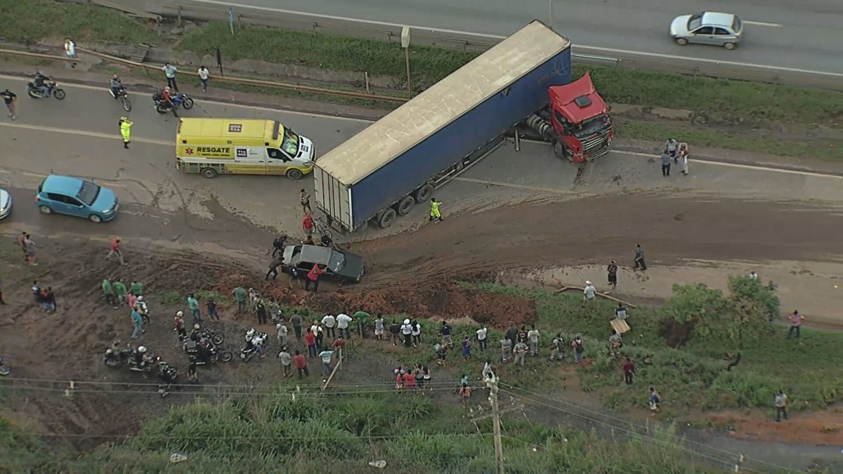 Carreta bate em ponto de ônibus e fica atravessada na BR-040, na Região