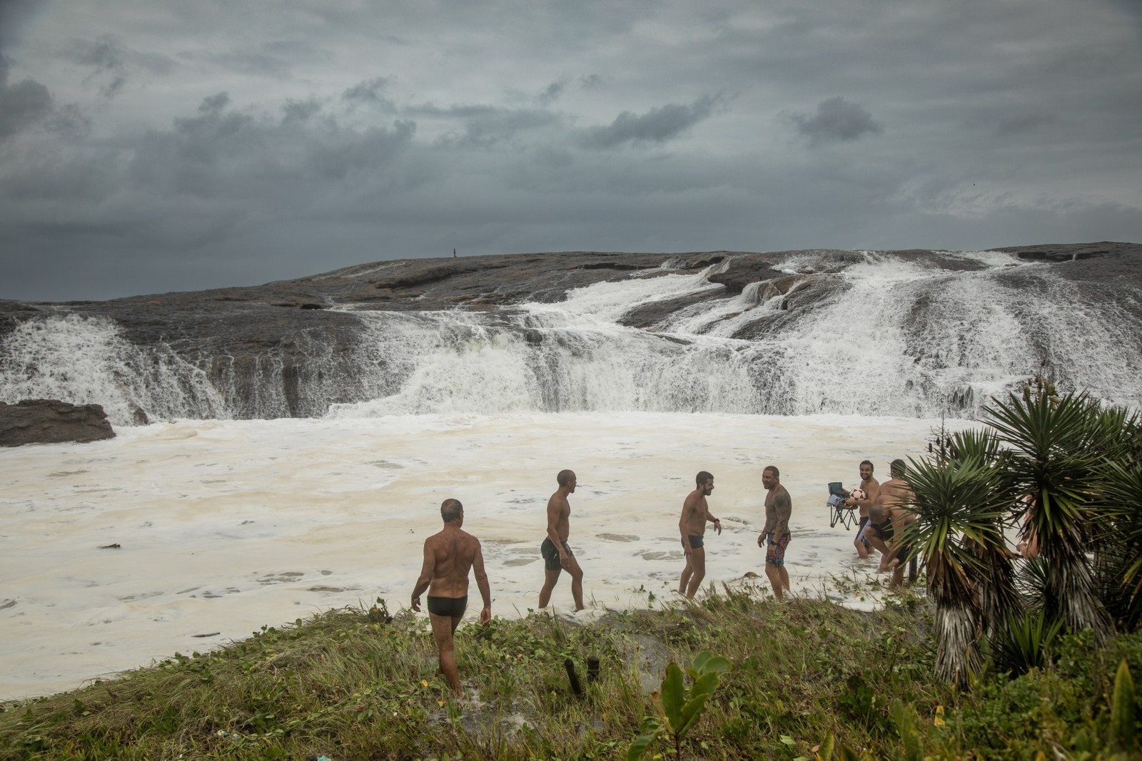 Banhistas contemplam a força do mar em Itacoatiara  — Foto: Ana Branco