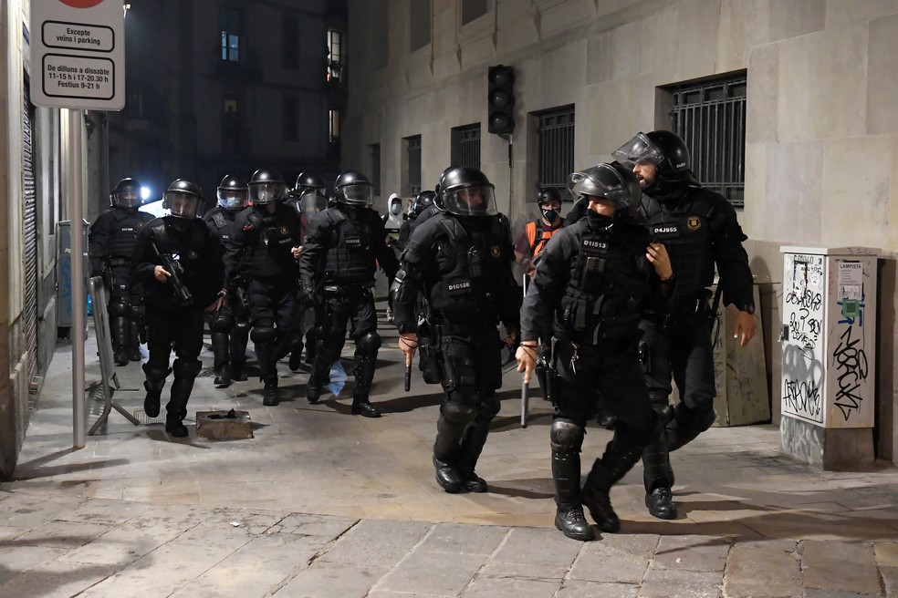 Em Barcelona, policiais entraram em confronto com manifestantes — Foto: Josep Lago/AFP