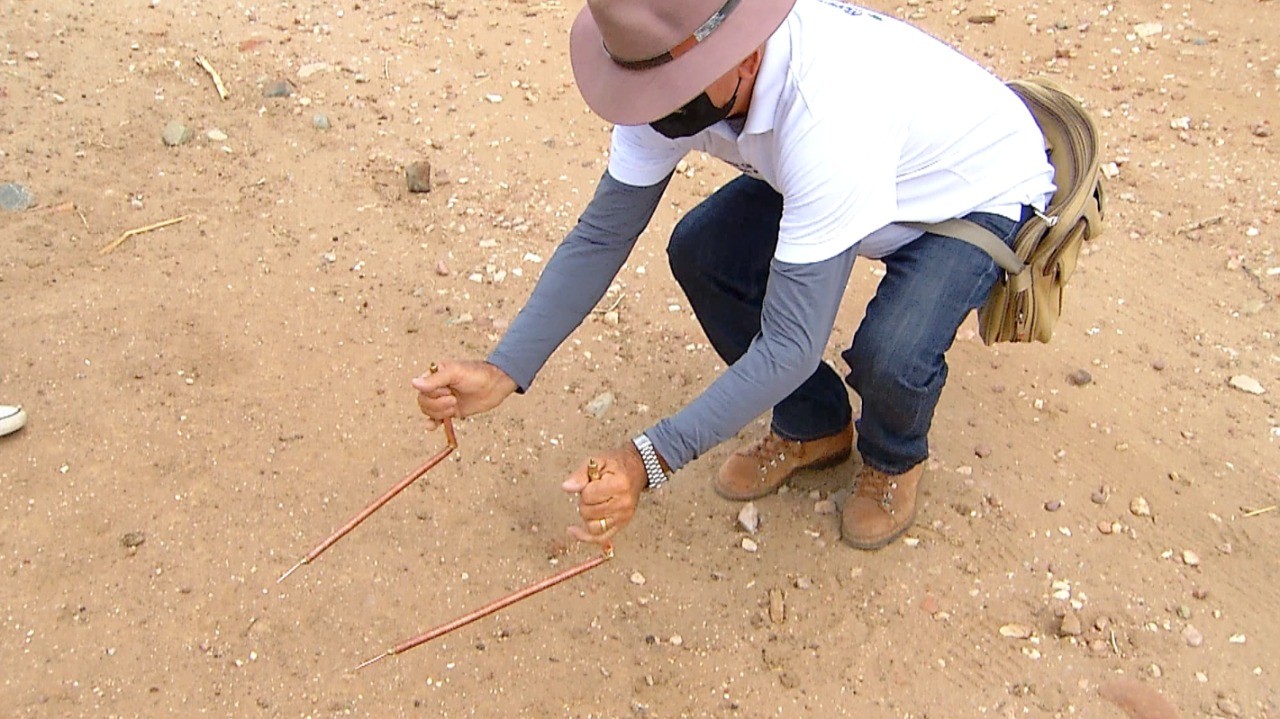 Caçador de tesouro no sertão: Potiguar usa hastes de cobre para localizar água no subsolo