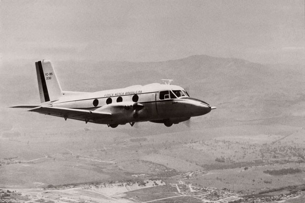 Primeiro protótipo da aeronave EMB 110 Bandeirante, prefixo YC-95, numeração 2130, em voo oficial. Sua decolagem já havia acontecido 4 dias antes, pilotado pelo Major Mariotto Ferreira e pelo engenheiro Michel Cury (Foto: Divulgação)