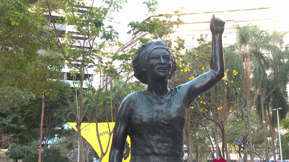 Estátua de Marielle Franco instalada no Centro do Rio — Foto: Reprodução/TV Globo