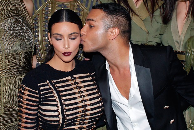 Kim Kardashian e o estilista Olivier Rousteing (Foto: AP)