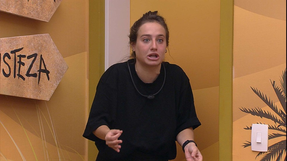 Bruna Griphao e Larissa voltam a tretar por conta de estalecas — Foto: Globo