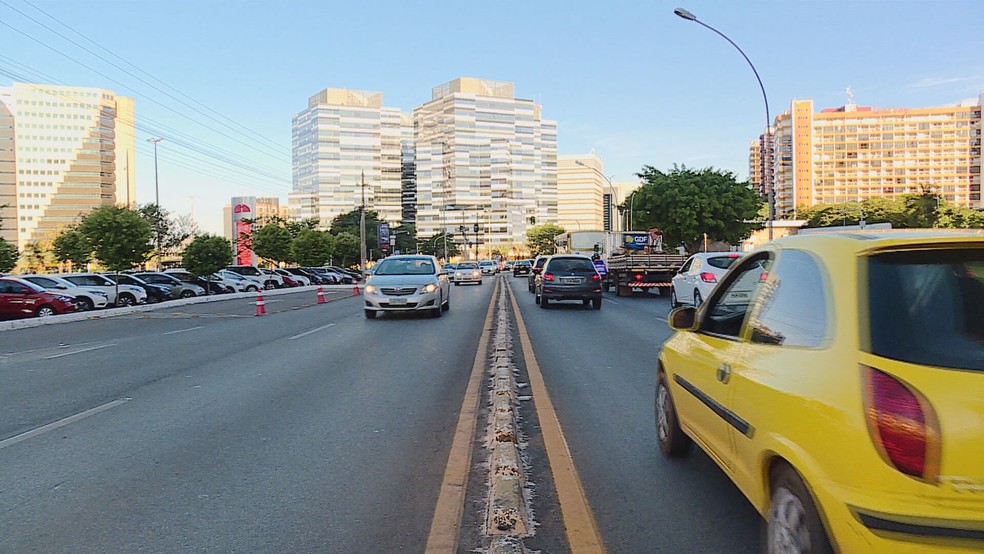 Carros em pista da Asa Norte, em Brasília — Foto: TV Globo/Reprodução