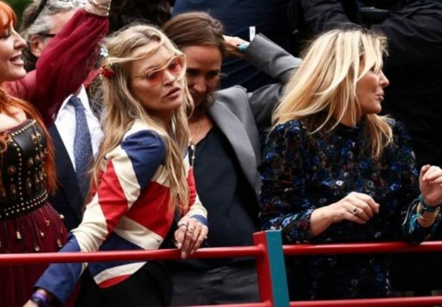 Kate Moss participou de um desfile em comemoração aos 70 anos de reinado da rainha Elizabeth recentemente (Foto: Reuters (via BBC))