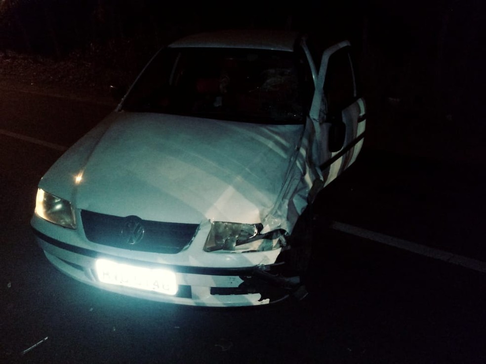 Parte da frente do Gol ficou destruída após acidente na AL-101 Norte — Foto: BPRv