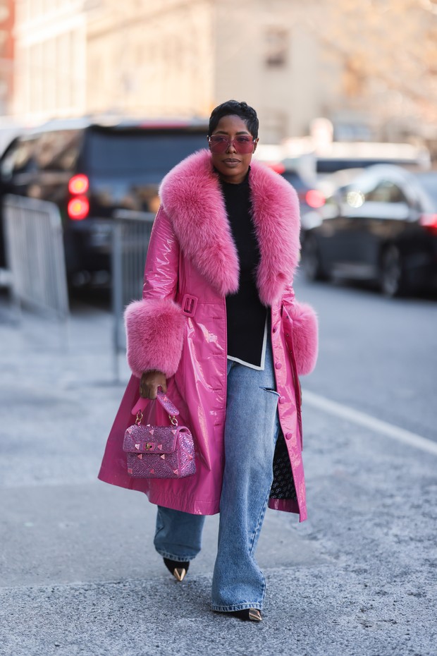 NEW YORK, NEW YORK - FEBRUARY 15: A Fashion Week Guest is seen in a pink outfit outside Bibhu Mohapatra during New Yorker Fashion Week on February 15, 2022 in New York City. (Photo by Jeremy Moeller/Getty Images) (Foto: Getty Images)