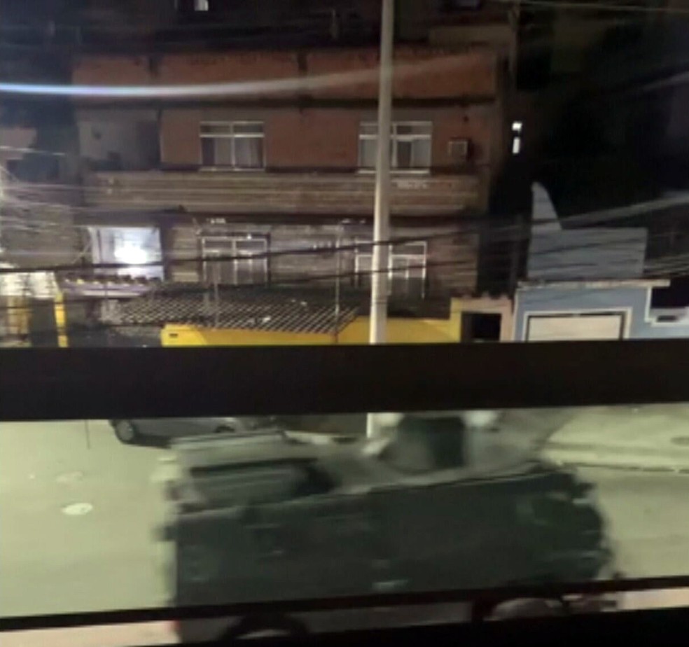 Blindado da polícia entra na Vila Cruzeiro — Foto: Reprodução