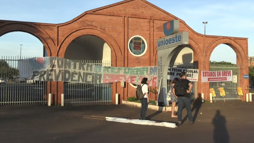 FOZ DO IGUAÇU, 7h30: Faixas contra a reforma da previdência foram instaladas na entrada da Unioeste — Foto: Reprodução/RPC