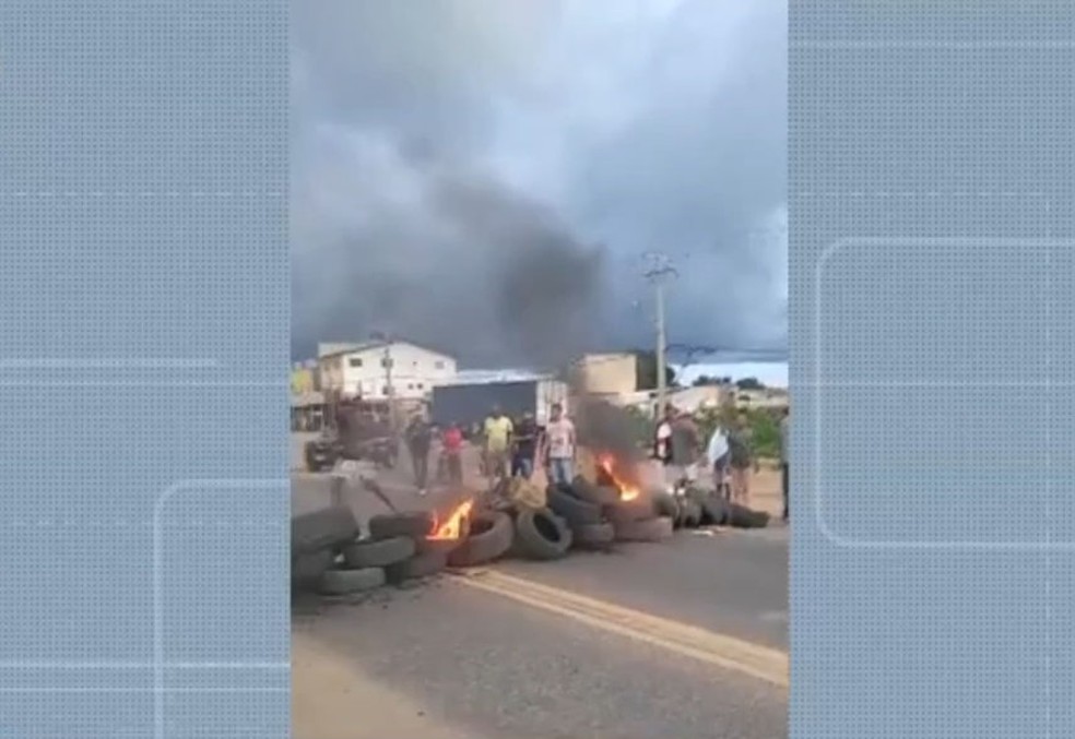 Moradores protestam após alagamentos e reclamam de falta de infraestrutura após chuvas em Vitória da Conquista — Foto: Reprodução/TV Bahia