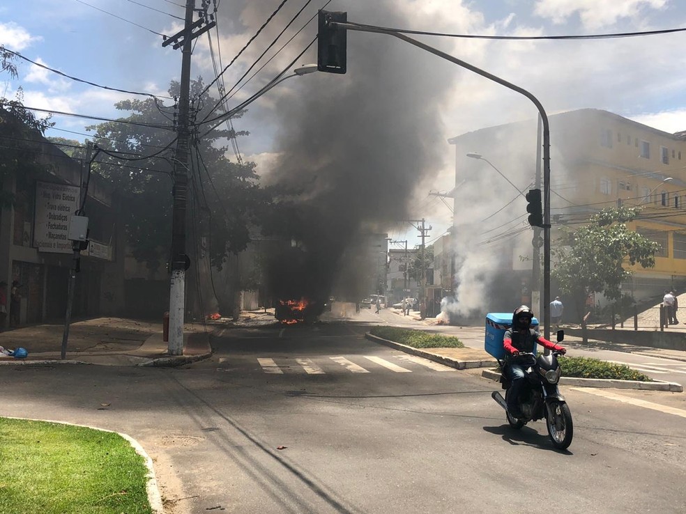 Ônibus pegando fogo na Avenida Maruípe, em Vitória — Foto: Fábio Linhares/TV Gazeta