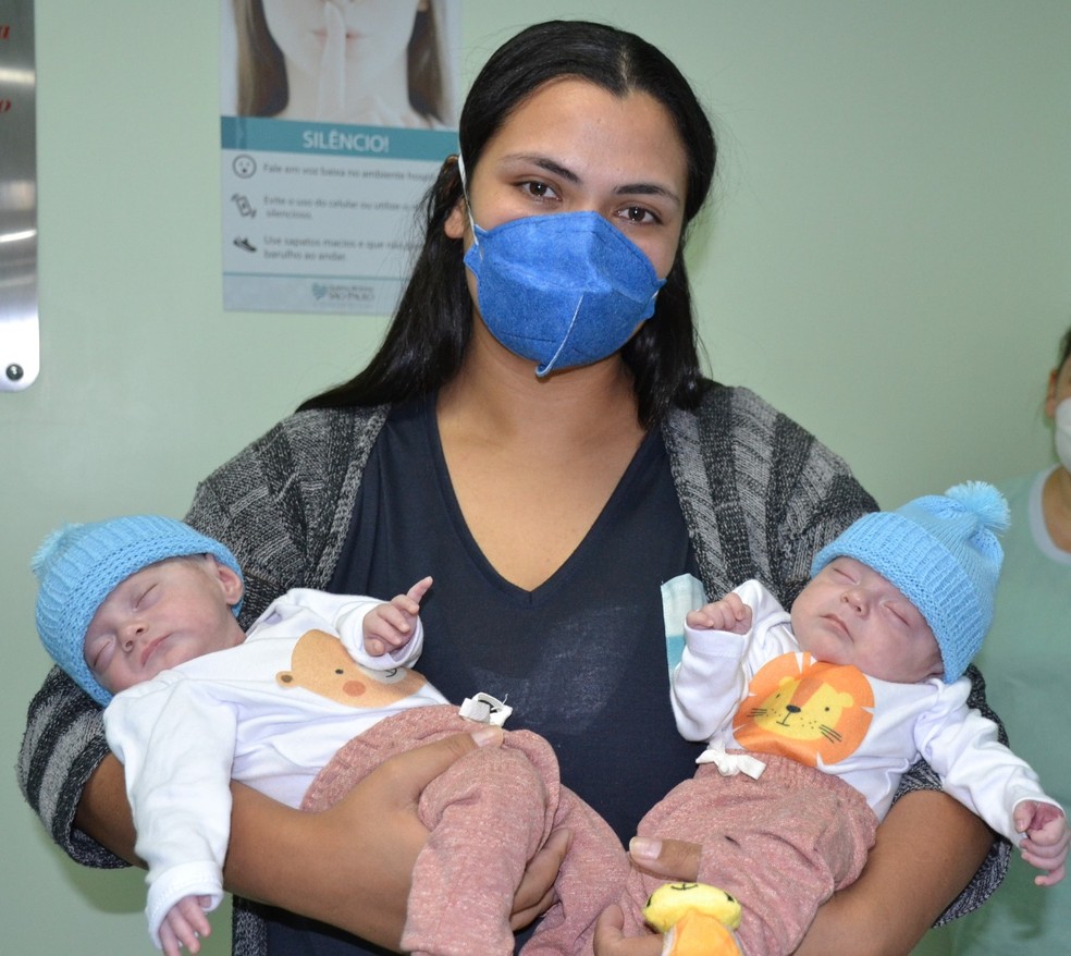 Leticia e os filhos gêmeos em SC — Foto: Hospital Regional São Paulo/Divulgação 