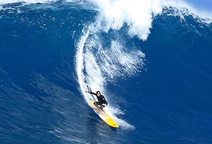 Carlos Burle, ondas gigantes em Jaws (Foto: Bruno Lemos)