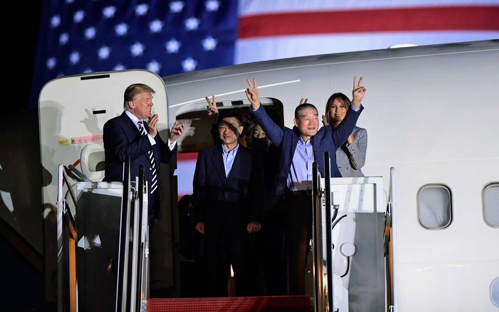 Donald Trump e Melania recepcionaram Tony Kim, Kim Hak-song e Kim Dong-chul na porta do avião (Foto: Susan Walsh / AP Photo)