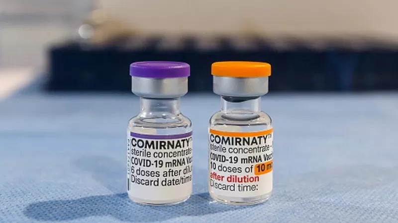 Diferença na cor dos frascos da vacina da Pfizer ajuda a evitar confusões na hora de aplicar a dose em crianças ou adultos (Foto: Getty Images via BBC News Brasil )