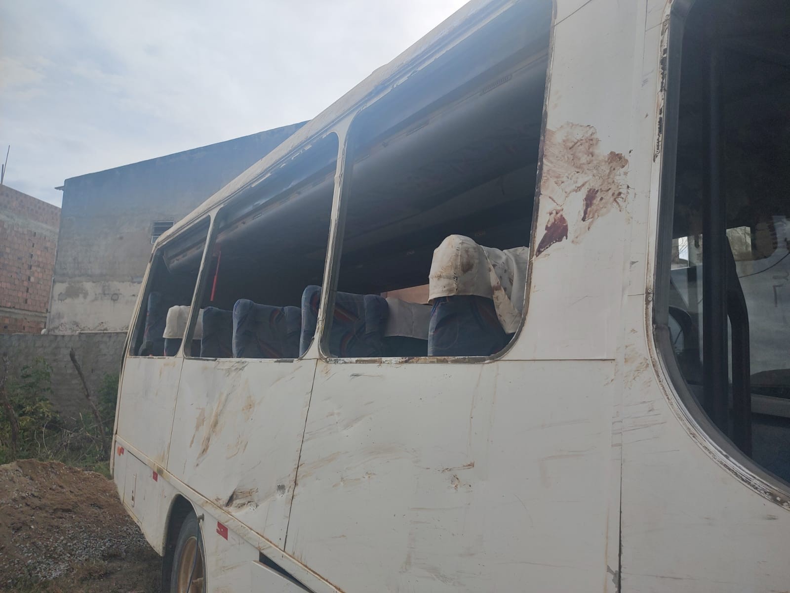 Ônibus envolvido em acidente que matou 4 adolescentes é incendiado no pátio da delegacia em Riacho das Almas