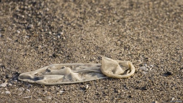 A maioria das camisinhas convencionais não são biodegradáveis (Foto: Getty Images via BBC Brasil)