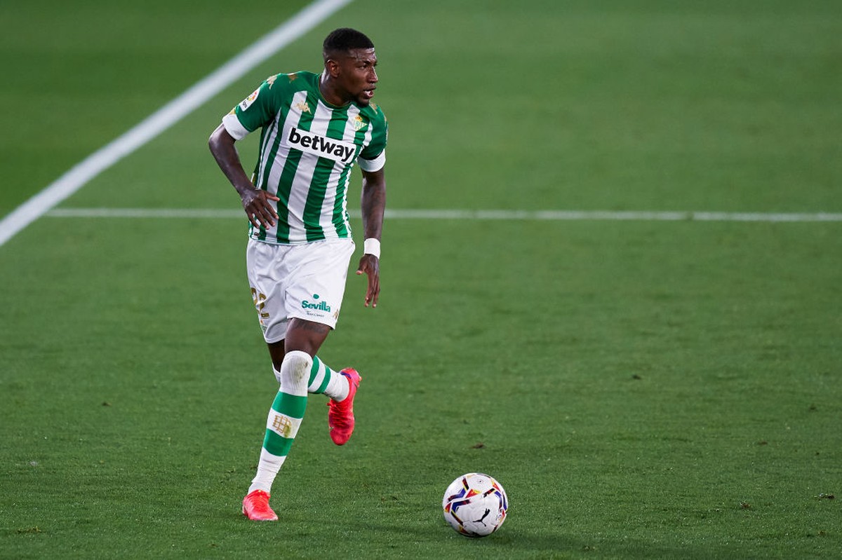 Emerson Royal se apresenta ao Barcelona na próxima temporada