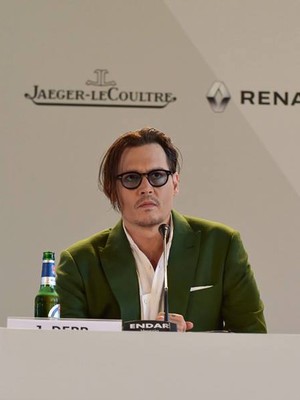 Johnny Depp na coletiva do filme em Veneza (Foto: Divulgação)