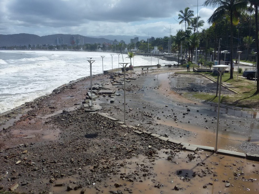 Mar invadiu o Canto do Tortuga, na Enseada, em Guarujá (SP) — Foto: G1 Santos