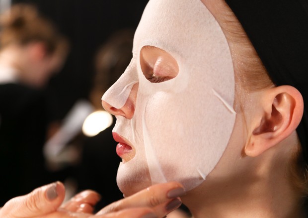 Aprenda a fazer sua própria máscara facial descartável em casa por menos de R$0,15 (Foto: Getty Images)